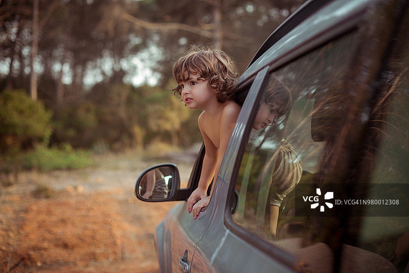 把头伸出车窗外的男孩图片素材