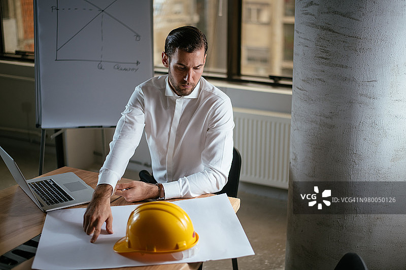 在办公室的建筑师图片素材