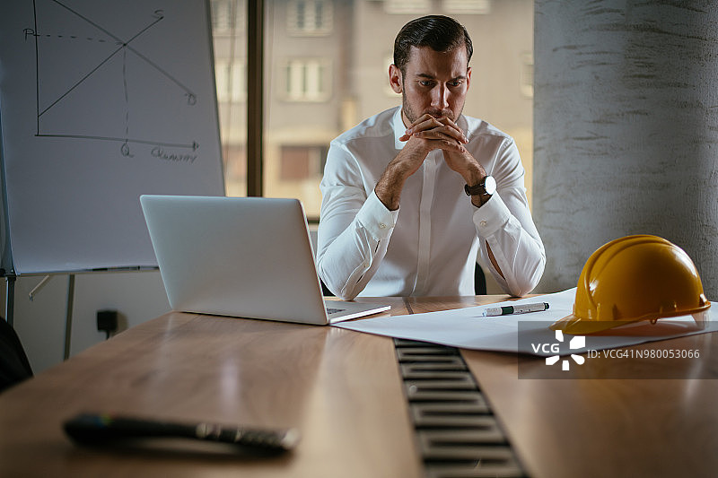 在办公室从事项目的建筑师图片素材