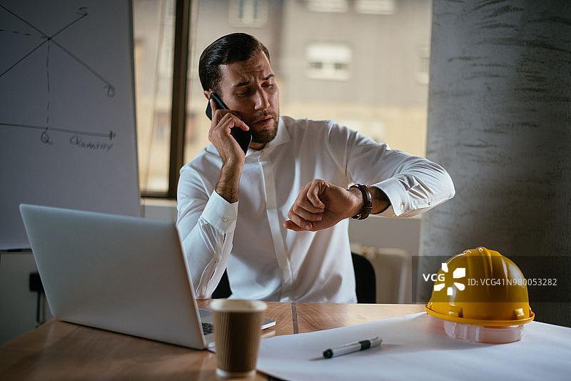 在办公室里的工程师图片素材