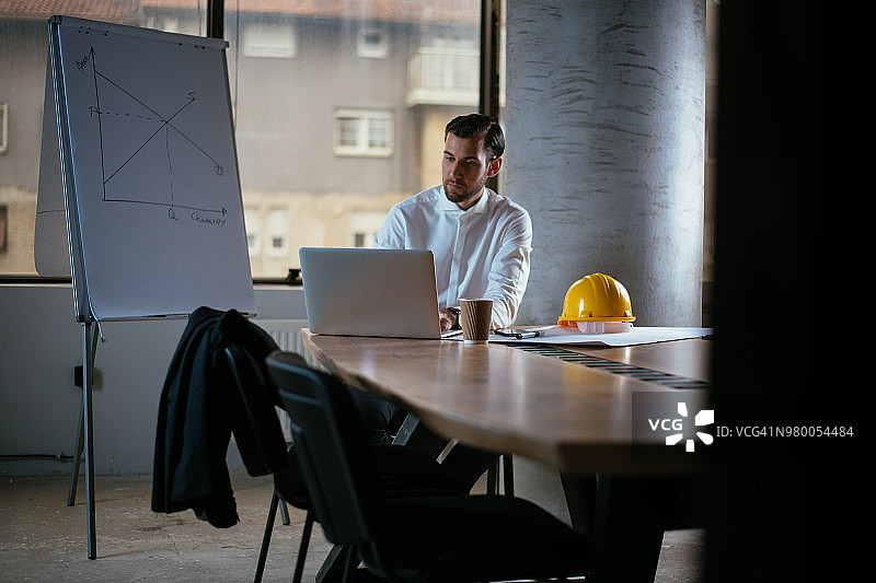 从事项目的表情严肃的建筑师图片素材