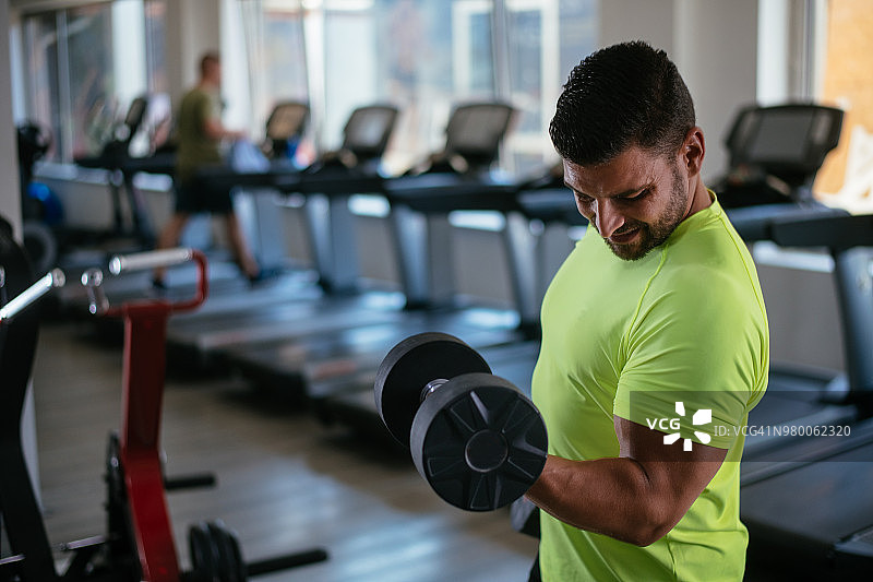 男人用哑铃锻炼图片素材