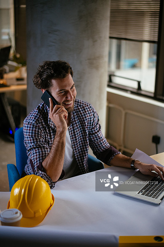 在办公室从事项目的建筑师图片素材