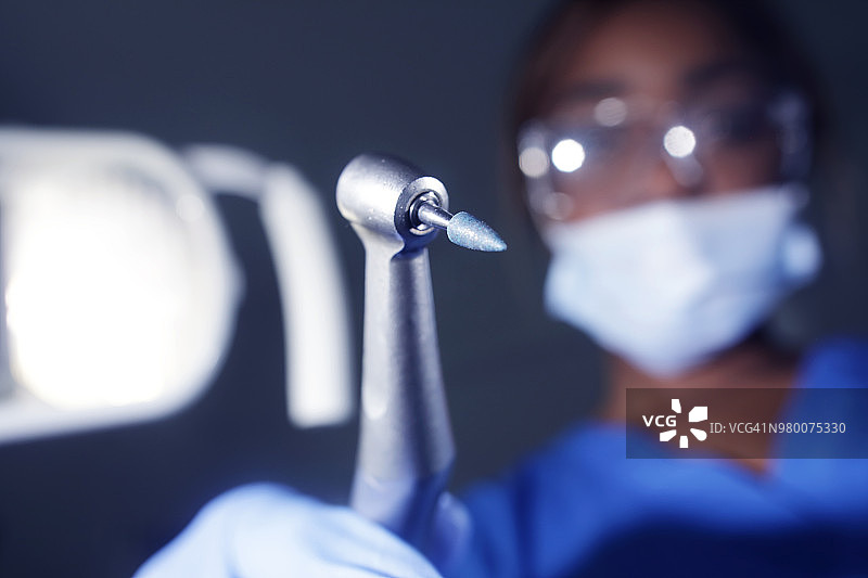 牙医手持工具俯视镜头图片素材
