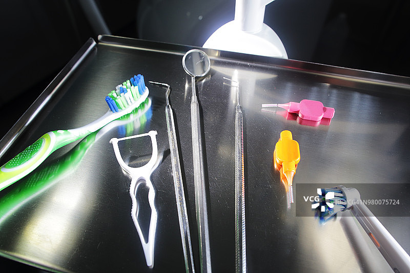 托盘上的牙科设备图片素材