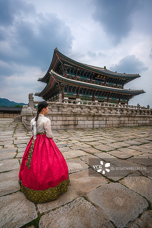 身穿韩服的女孩在韩国首尔景福宫图片素材