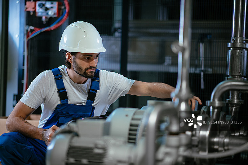锅炉房里的技术员图片素材