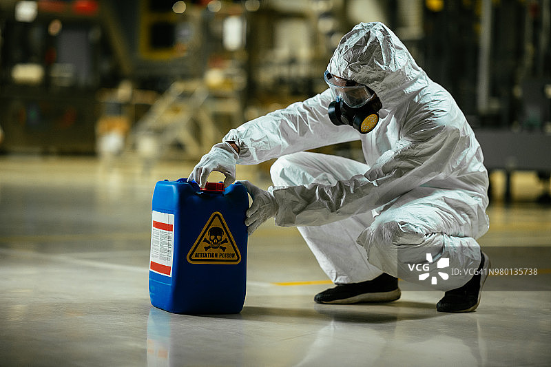 工厂工人戴着防毒面具和放射性防护服图片素材