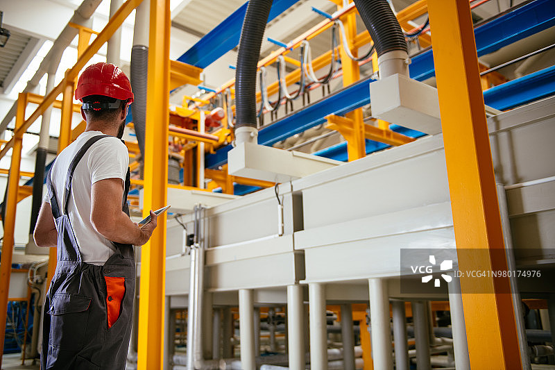 在工厂中使用平板电脑的工程师图片素材