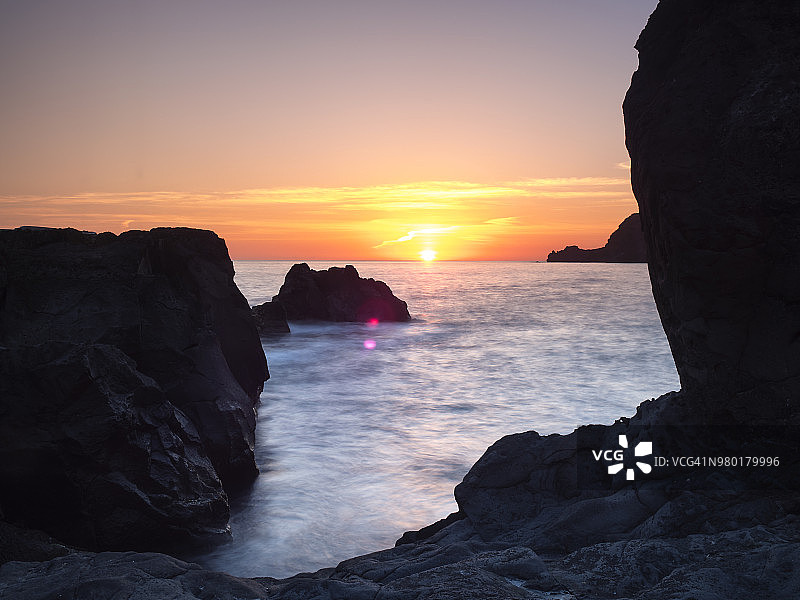 葡萄牙亚速尔群岛大西洋沿岸的火山岩池日落图片素材