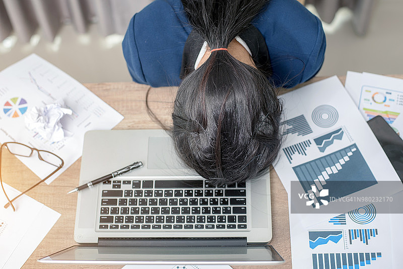 办公室商务女性使用电脑，面临压力图片素材