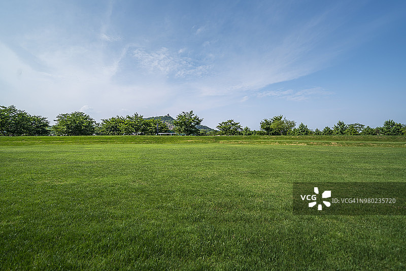 多云天空下的田野风光图片素材