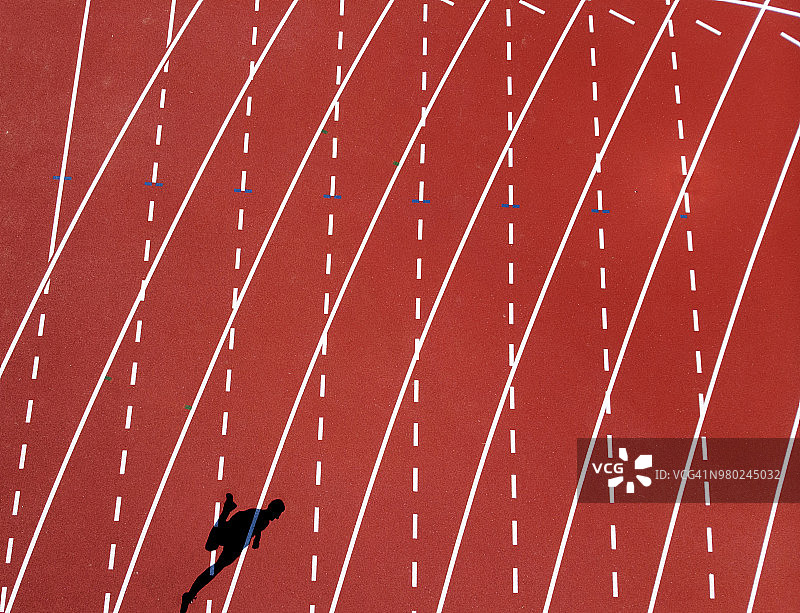 田径赛道上的人的无人机航拍图片素材