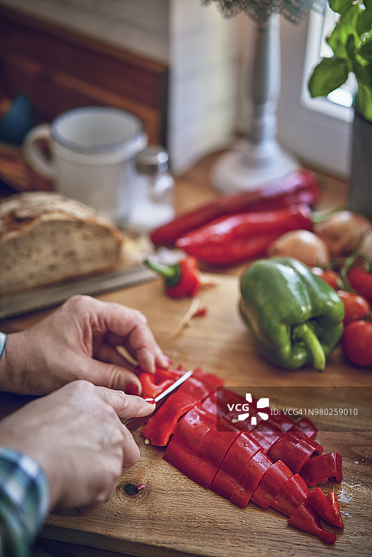 制作番茄黄瓜蔬菜冷汤图片素材
