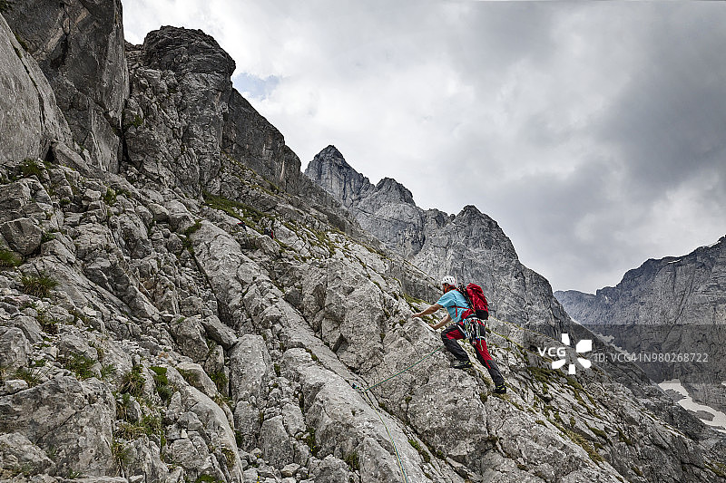 在贝希特斯加登国家公园攀登霍赫卡尔特山的登山者图片素材
