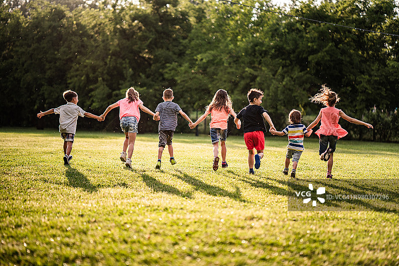 一群在自然中奔跑的孩子们的背影图片素材