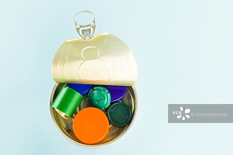 带塑料塞的易拉环图片素材