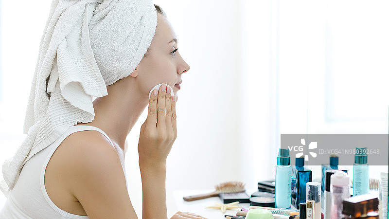 年轻女人卸妆图片素材