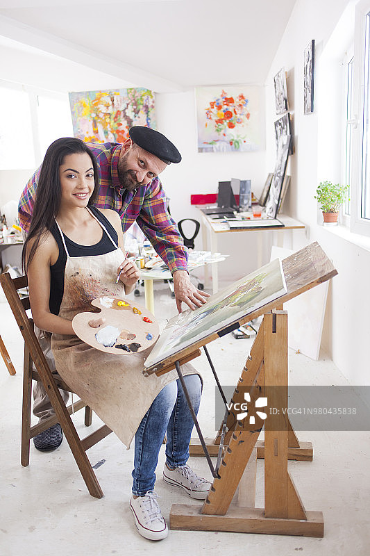 车间里的油漆工和学徒图片素材