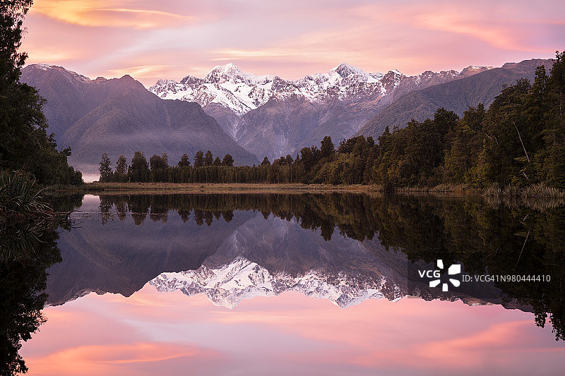 新西兰马瑟森湖的粉色日出图片素材