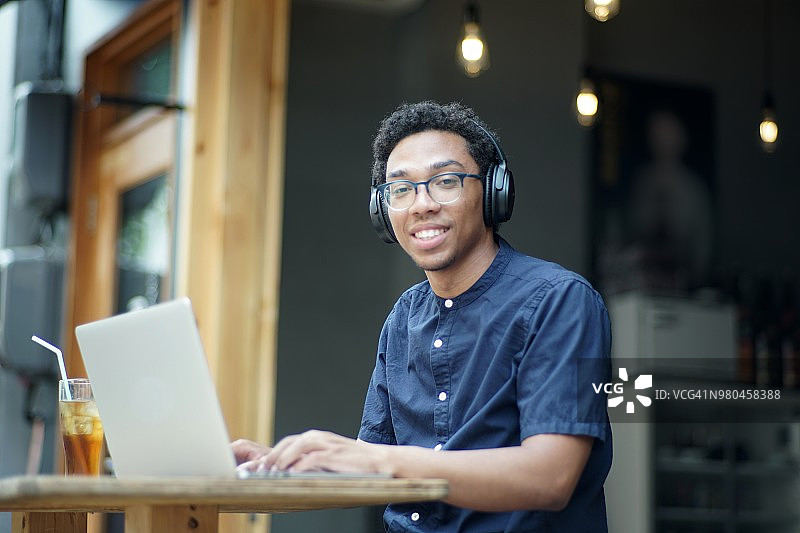 男人在酒吧使用笔记本电脑图片素材