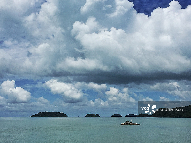 兰卡威海滩的漂浮餐厅图片素材