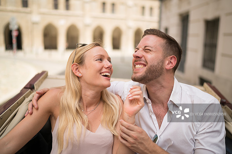 有趣的情侣在维也纳乘坐马车观光图片素材