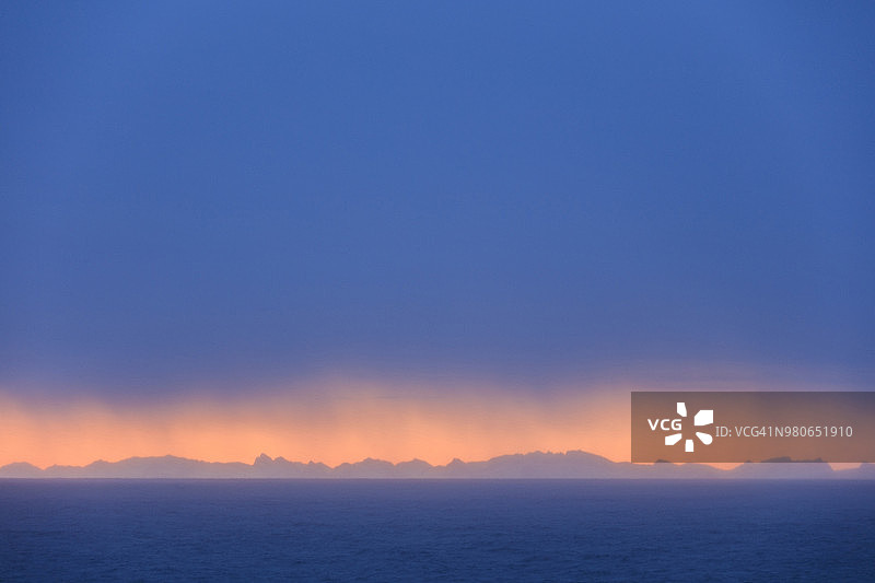 罗弗敦群岛日落时分山脉上的暴风云图片素材