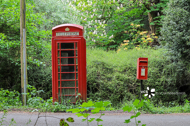 乡村的红色电话亭和邮筒图片素材