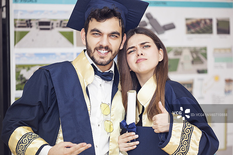 毕业季：两位快乐的毕业生肖像图片素材