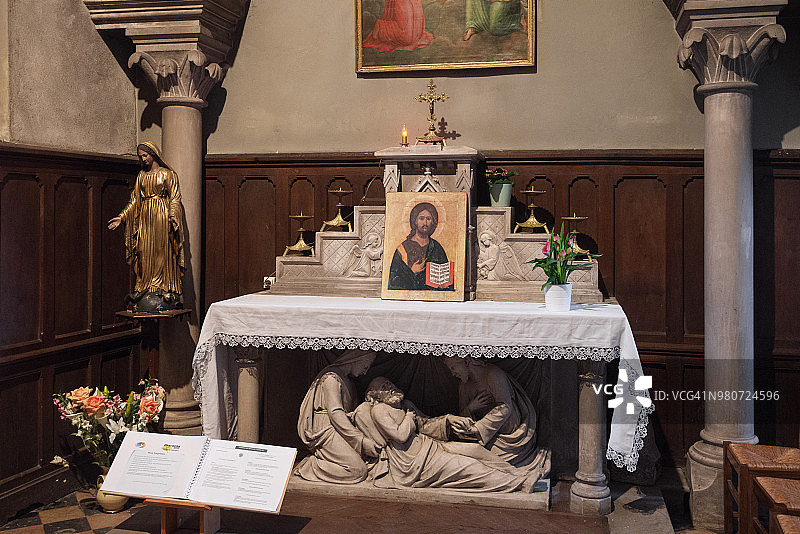 法国沙尼圣马丁教堂圣礼拜堂祭坛图片素材