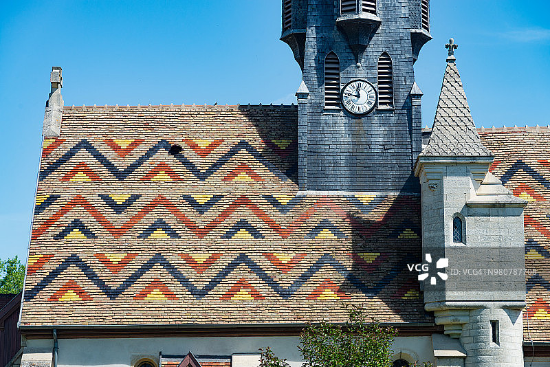 法国勃艮第教堂屋顶上的彩色瓷砖图片素材