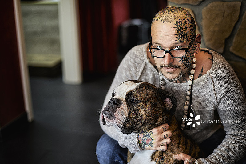 带狗的纹身男人肖像图片素材