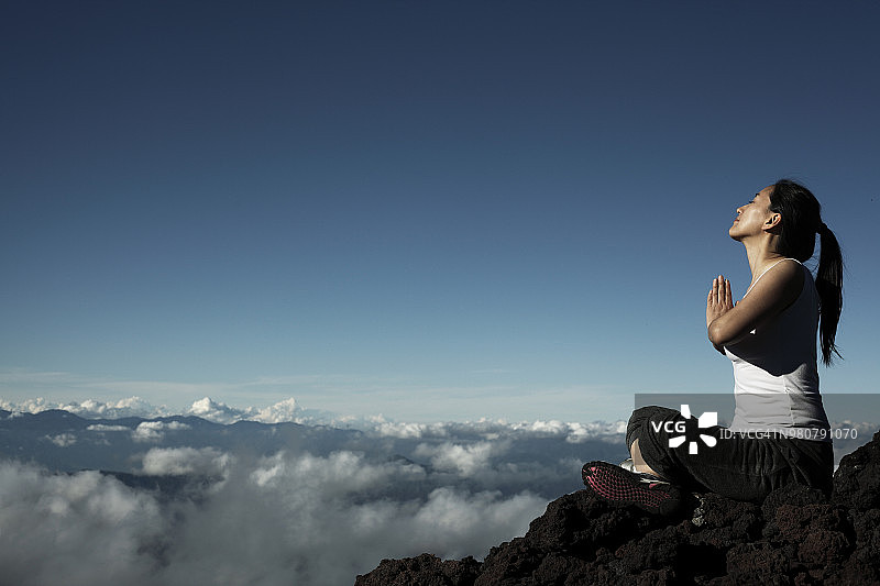 在富士山冥想的年轻女子图片素材
