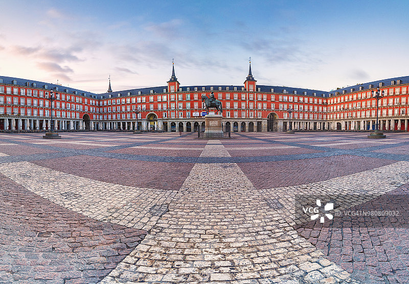 西班牙马德里马约尔广场日出全景图片素材