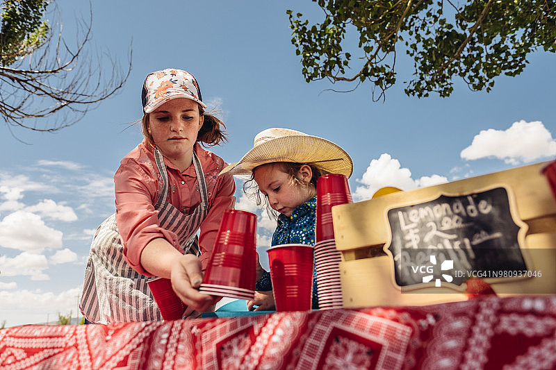 犹他州女牛仔柠檬水摊位画像图片素材