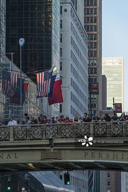 人们在波斯广场大桥上等待拍摄曼哈顿悬日图片素材