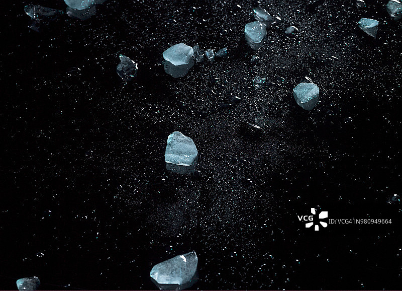 黑色背景上的冰块图片素材
