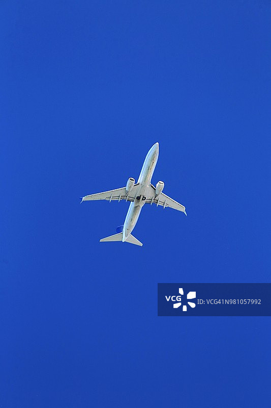 蓝天上飞行的喷气式飞机图片素材