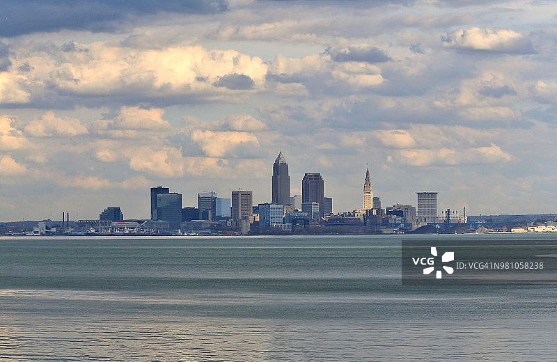 伊利湖远眺克利夫兰天际线图片素材