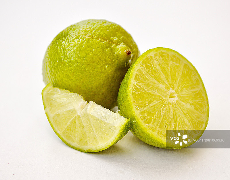 切开和完整的青柠图片素材