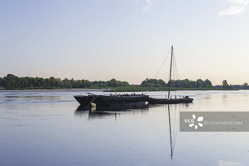 法国卢瓦尔河上的传统木船图片素材