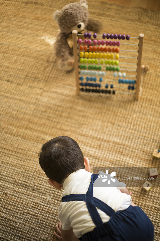 学习用算盘数数的幼儿图片素材