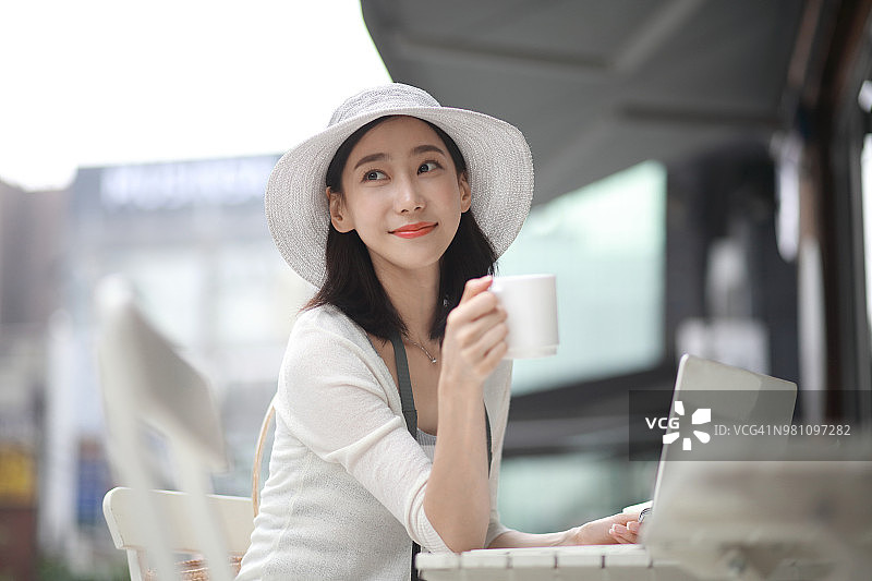 年轻女人在咖啡馆喝咖啡图片素材