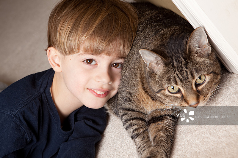 男孩和他的猫图片素材