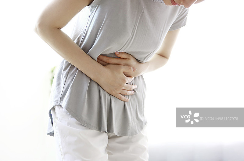 特写：女人胃痛图片素材