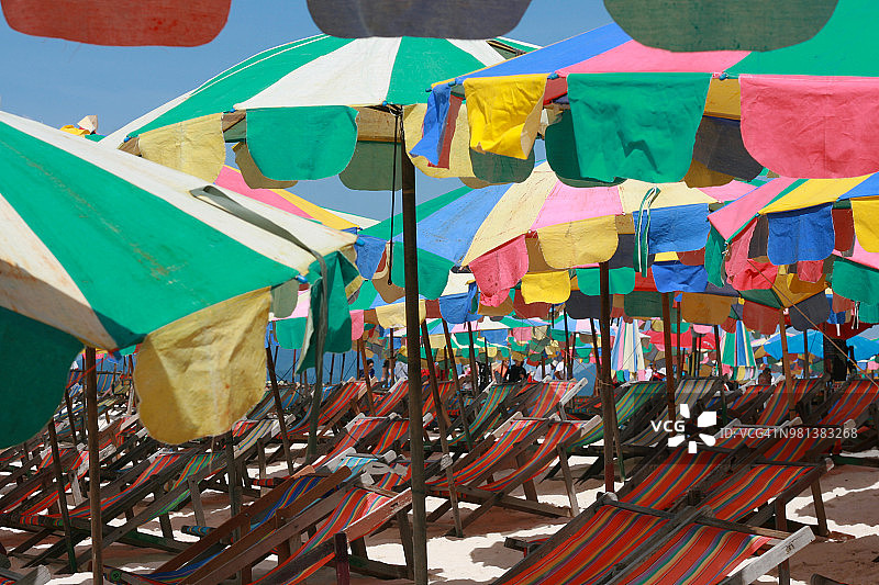 海滩上带有日光躺椅的彩色顶篷图片素材