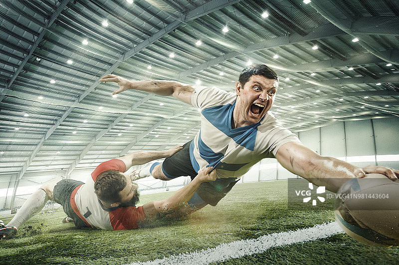 两名男子在打橄榄球，他们正在互相竞争图片素材