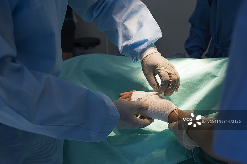 外科医生准备病人手部的中部图片素材