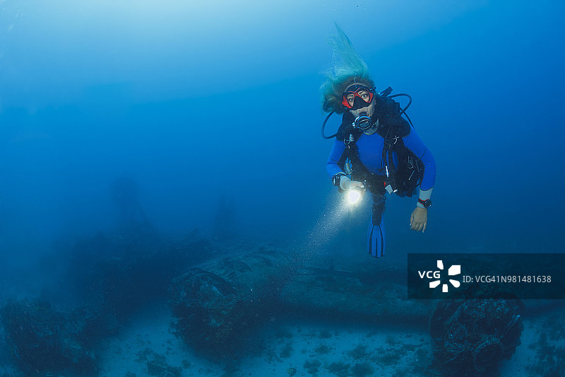 探索B-24解放者轰炸机残骸的潜水员，亚得里亚海，克罗地亚图片素材